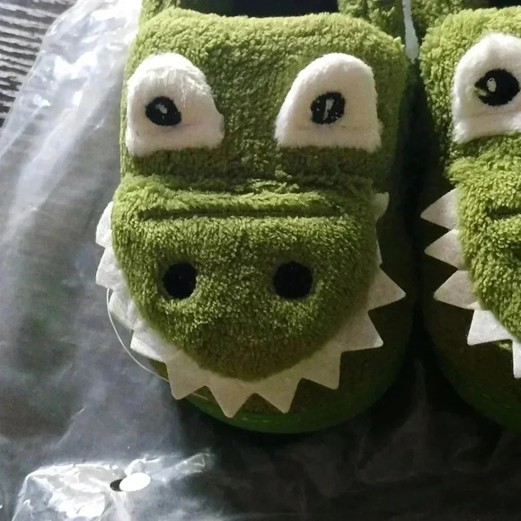 Toddler size 8..green croc slippers .hypoallergenic.. - Picture 2 of 4